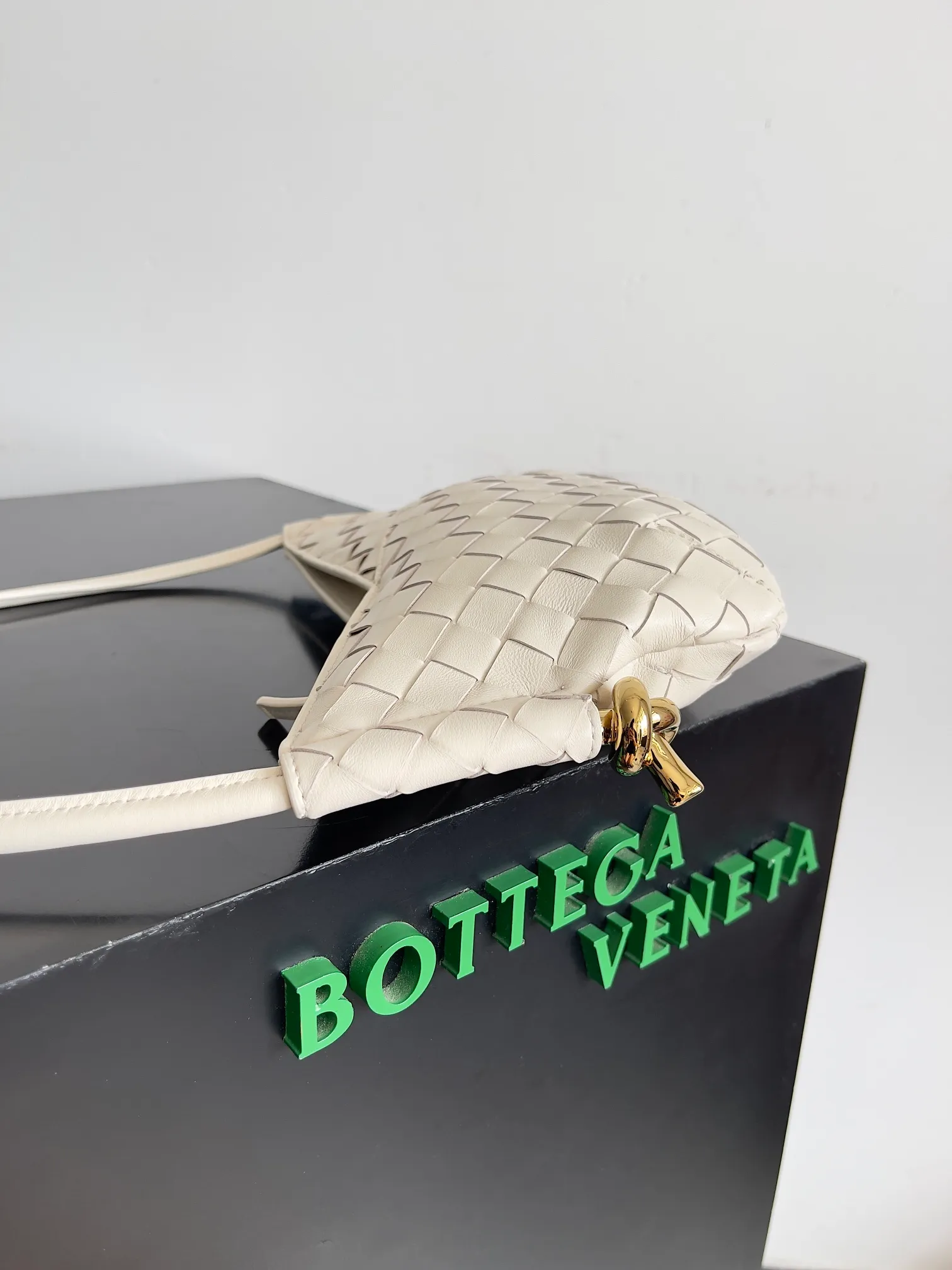 Batch 1660 BVMini Solstce's latest armpit bag, with a relaxed feel in summer. It's really cute. Knot metal knots are decorated on both sides to add interest. BV's recent soul elements are not found in every bag. Compared with the other two sizes, this mini is more elegant and refined. Niche personality 🉑Salt🉑Sweet Style number: 796378 Size: 28*18*depth 5cm